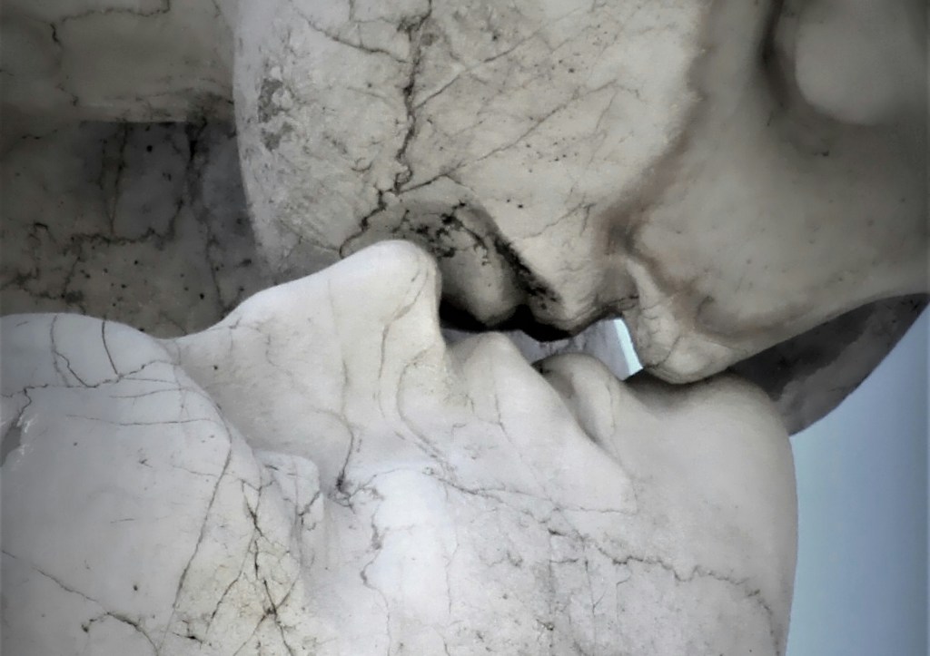 A sculpture of a kiss